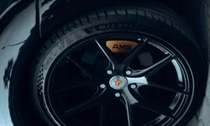 دستگاه بالانس چرخ در حال تنظیم وزن تایر