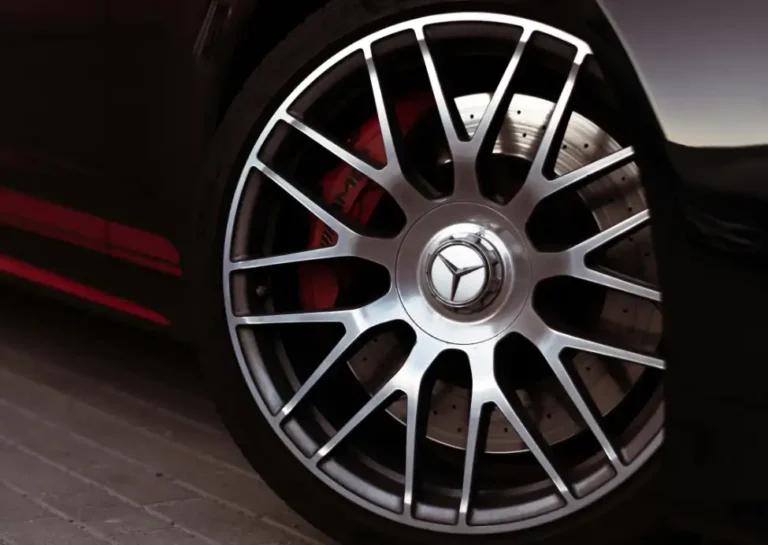 دستگاه CNC در حال انجام عملیات رختراش روی رینگ اسپرت خودرو، با دقت بالا و جزئیات ظریف.